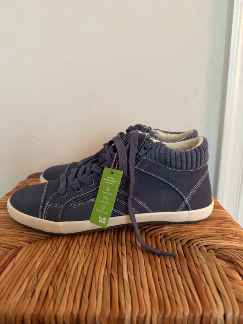Women’s Taos Footwear Navy High-Top Casual Sneakers size 8